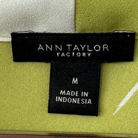 Ann Taylor Green and White Floral Blouse - Picture 4 of 4